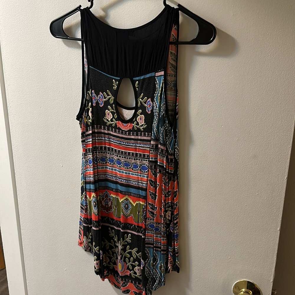 Patterned Tank Top - Picture 2 of 5